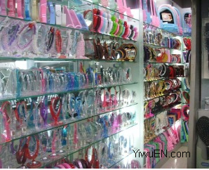 Yiwu Mirrors & Combs Market