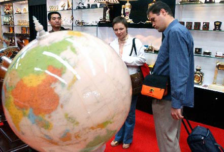 Foreign buyers purchase goods in Yiwu Fair